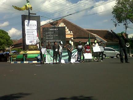 Peringati Orde Refornasi, HMI Lumajang Desak Abraham Samad Mundur Dari KPK